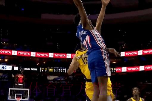 炸裂!埃奇库姆弧顶接球,加速起飞抡圆拉弓隔扣布拉德利 炸裂!埃奇库姆弧顶接球,加速起飞抡圆拉弓隔扣布拉德利